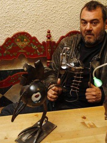 José Azul: "Ugaritzen diren animaliak -burdina forjatuzko animaliak" José Azul: "Ugaritzen diren animaliak -burdina forjatuzko animaliak"