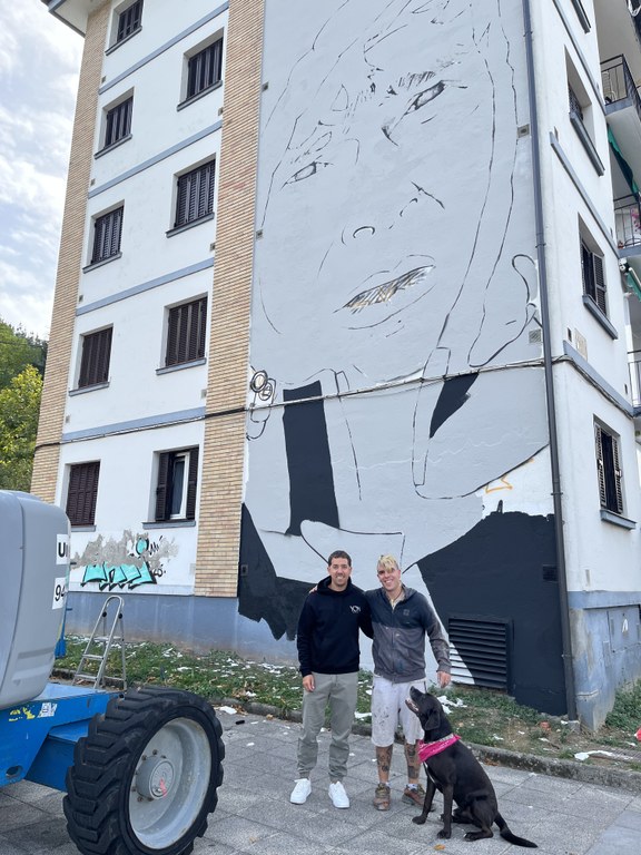 Dos artistas de Aretxabaleta se unen con la imagen de Felix Iñurrategi en una fachada de la localidad