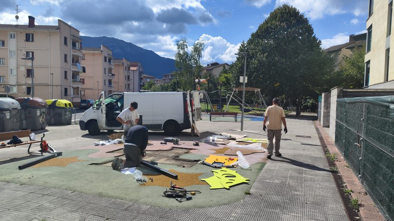 El Ayuntamiento de Aretxabaleta pone en marcha un plan de mantenimiento y renovación de parques infantiles