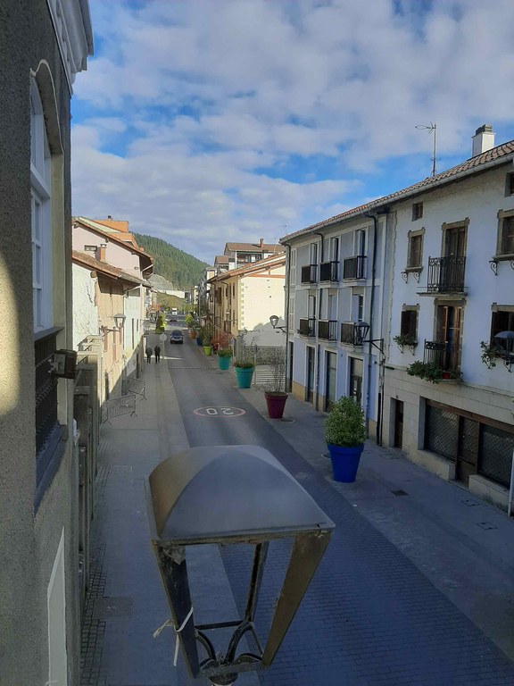 El Ayuntamiento instala un dispositivo en la calle Otalora para recoger datos de tráfico