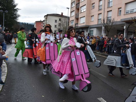 El Ayuntamiento pone en marcha el local para que las cuadrillas preparen los disfraces de Carnaval