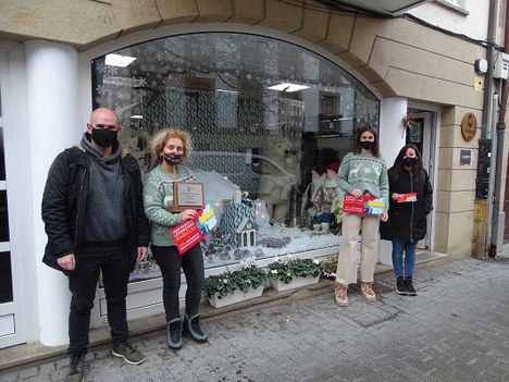 El comercio Belarmeta hace doblete en el concurso de escaparates navideños
