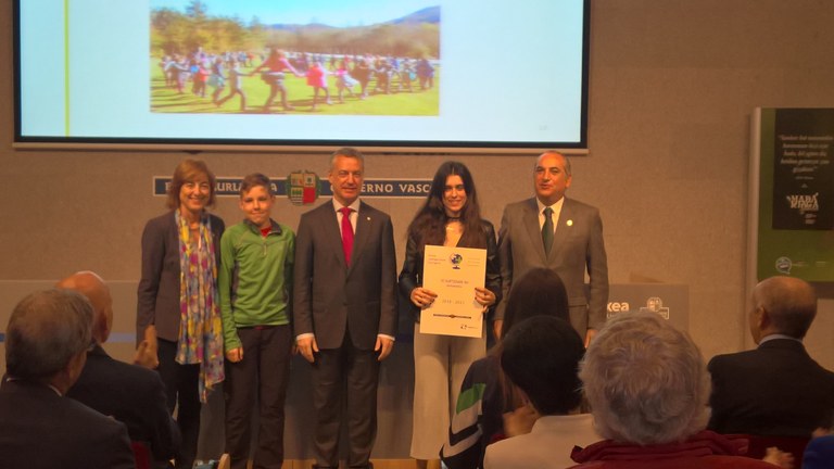 El lehendakari entrega a Kurtzebarri eskola BHI  el certificado de “Escuela Sostenible”