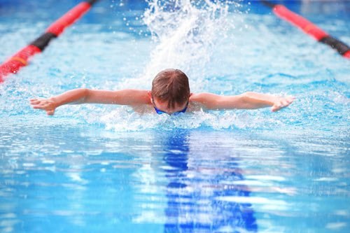 El polideportivo Ibarra organiza cursos intensivos de natación infantil