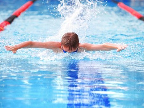 El polideportivo Ibarra organiza cursos intensivos de natación infantil