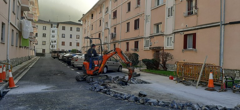 En marcha las obras para facilitar y mejorar el tránsito de viandantes en San Miguel de Bedarreta