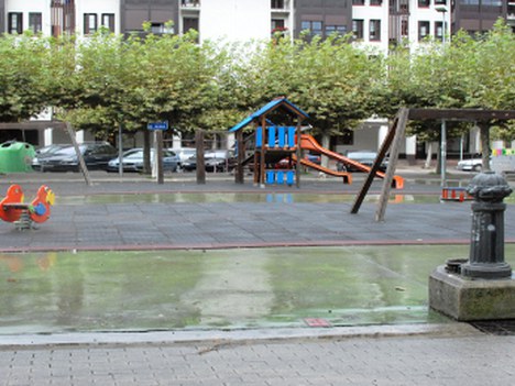 Juegos infantiles de la Plaza Gernika