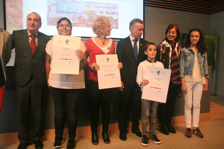 Kurtzebarri eskola LH recibe el certificado de “Escuela sostenible” de manos del lehendakari Iñigo Urkullu