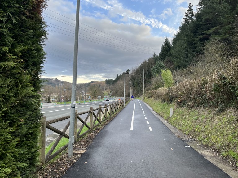 La Diputación completa nuevas actuaciones de mejora en los bidegorris de Debagoiena y proyecta un nuevo tramo peatonal en Urkulu