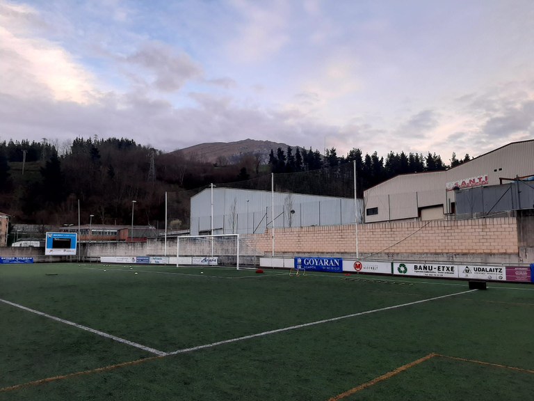 La obra para cambiar el césped del campo de fútbol de Ibarra arrancará a primeros de julio