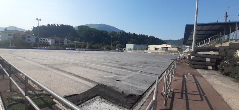 La obra para cambiar el césped del campo de fútbol de Ibarra ya está en marcha