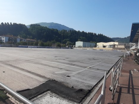 La obra para cambiar el césped del campo de fútbol de Ibarra ya está en marcha