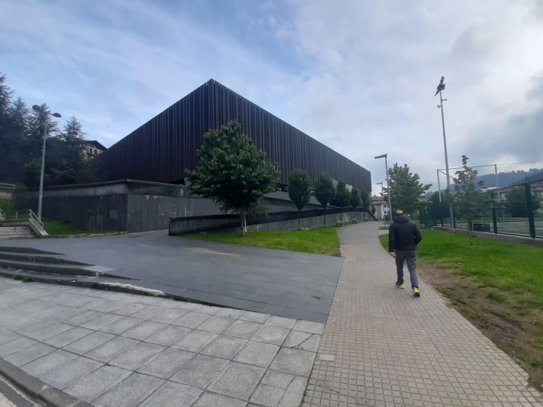 Local electoral en el polideportivo y aparcamientos