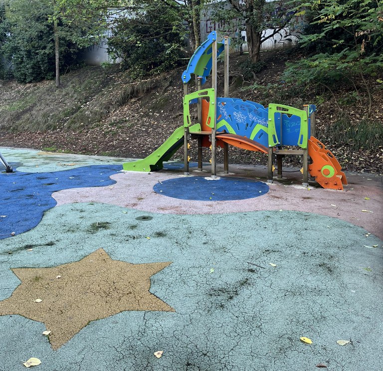 Los parques infantiles anunciados se licitarán con suelo de  materiales naturales