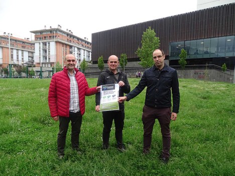 Los usos para la zona verde situada delante del polideportivo se decidirán en un proceso participativo