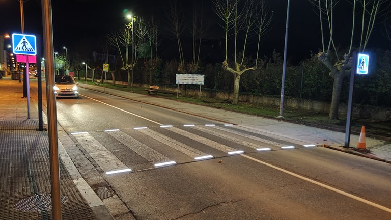 Más seguridad en los accesos al casco urbano: pasos de peatones iluminados en Santutxu y Araba ibilbidea.