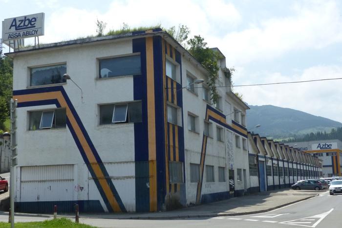 Retraso en las obras de demolición del antiguo edificio Azbe