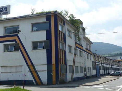 Retraso en las obras de demolición del antiguo edificio Azbe