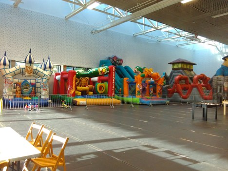 Se necesitan monitores y monitoras para el parque de Navidad