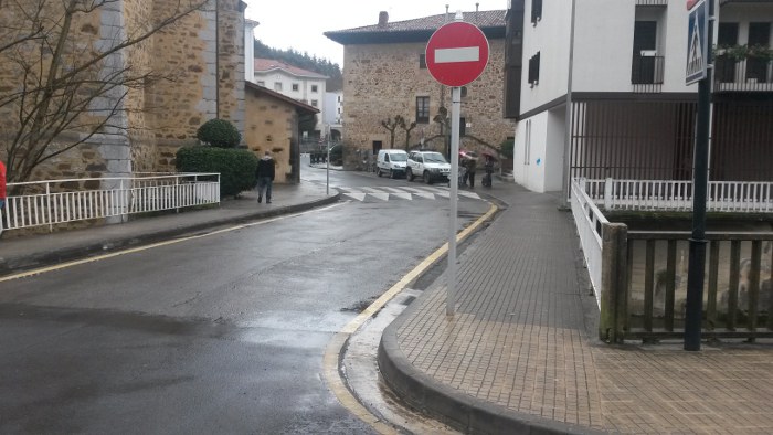 Sentido de circulación  del vial que va de Larrin plaza a la calle Lausitta