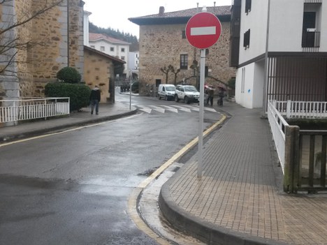 Sentido de circulación  del vial que va de Larrin plaza a la calle Lausitta