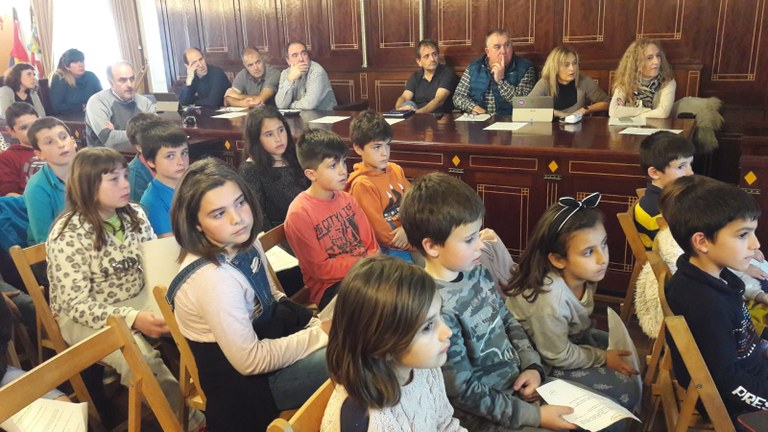 Kurtzebarri eskolako gaztetxoek aurtengo Agenda 21 aurkeztu zuten osoko bilkuran