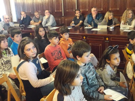 Kurtzebarri eskolako gaztetxoek aurtengo Agenda 21 aurkeztu zuten osoko bilkuran