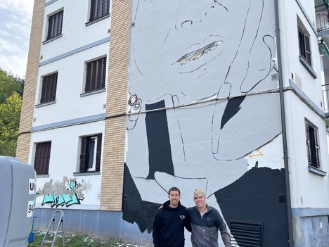 Aretxabaletako bi artistek eta Felix Iñurrategiren irudiak bat egin dute herriko fatxada batean