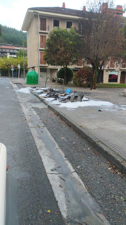 Aretxabaletako Udalak edukiontzien erretzeak gaitzetsi ditu eta egoera honi aurre egiteko herriko baliabide komunitario guztiak aktibatzen saiatuko da