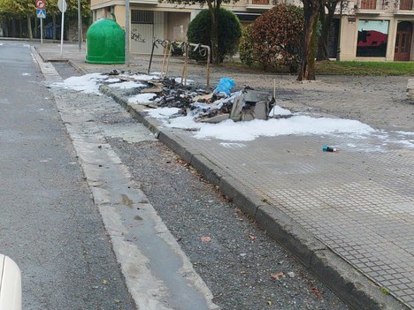 Aretxabaletako Udalak edukiontzien erretzeak gaitzetsi ditu eta egoera honi aurre egiteko herriko baliabide komunitario guztiak aktibatzen saiatuko da