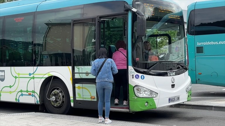 Debagoieneko herriok behar dugun autobus zerbitzua lortzeko lanean