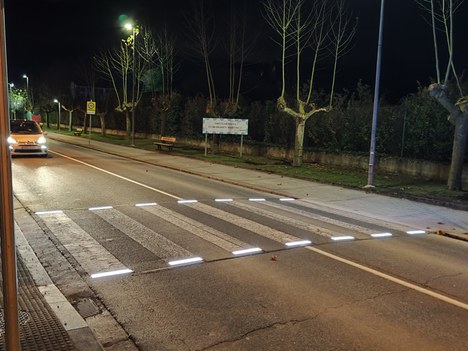 Herriko sarreretan segurtasun handiagoa: zebra bide argiztatuak Santutxu eta Araba ibilibidean.