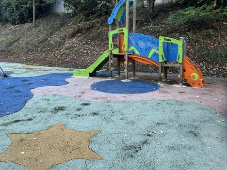 Iragarritako haur parkeak material naturalezko zoruarekin  lizitatuko dira