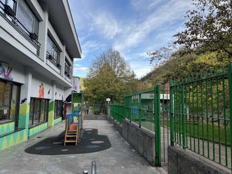 Kurtzebarri ikastetxeko patioa espazio inklusibo bihurtzeko lanak hasi dira