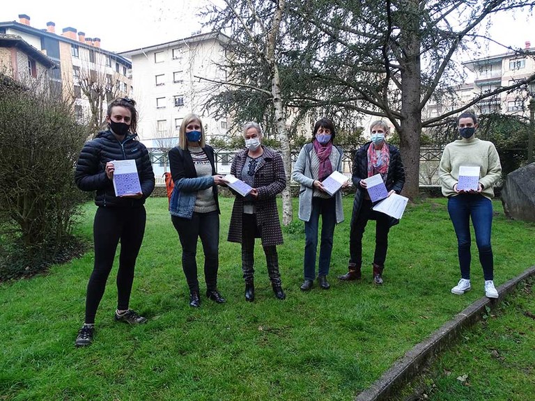 Satsek genero indarkeriaren biktima diren emakumeen zaintza profesionalei buruzko liburua banatu du udaletxean